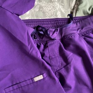 EUC size large Figs scrub set, color plum